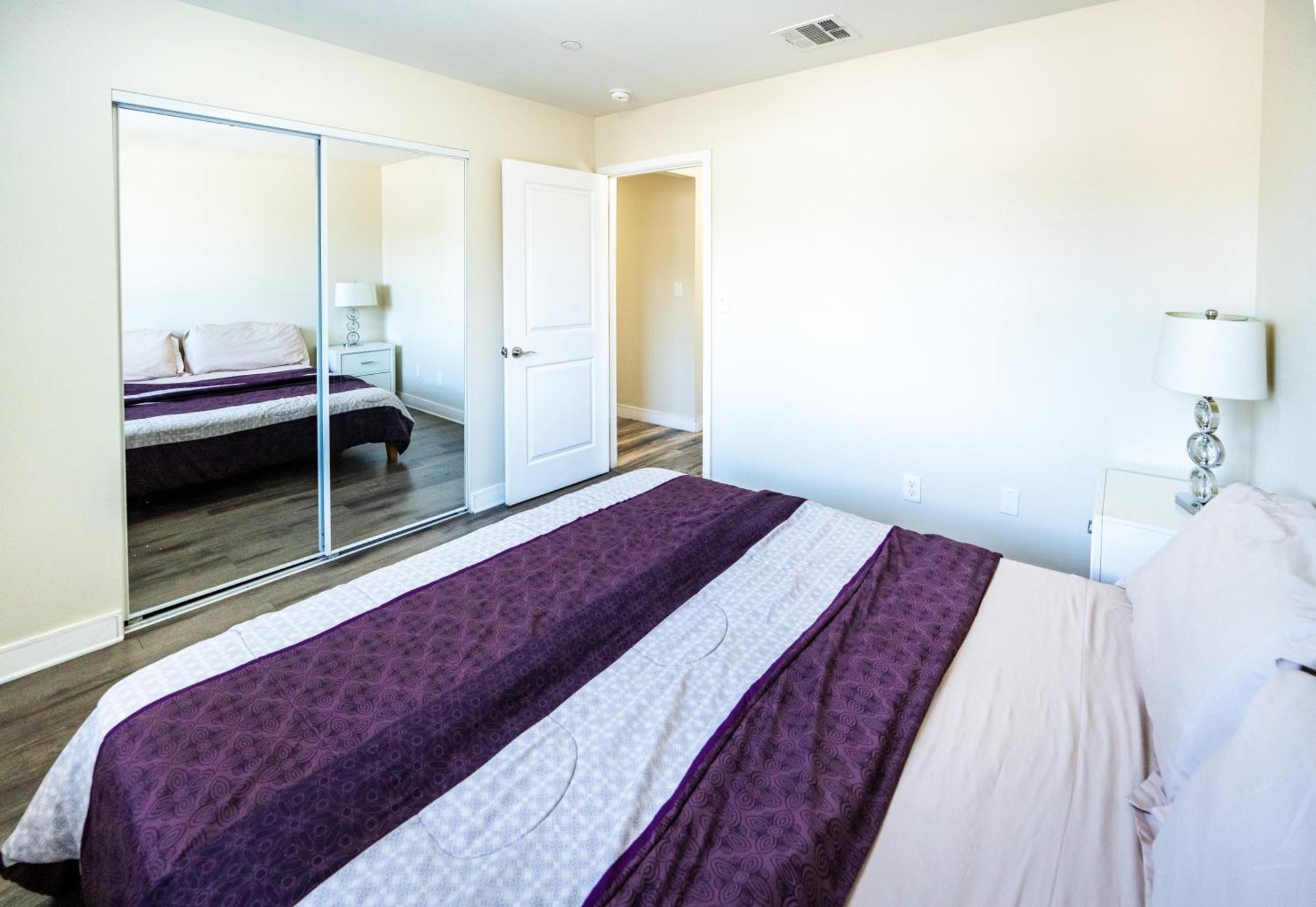 Large 2 Levles 5 Bedroom With 3 Bathroom And 2 Parking Appartement *
