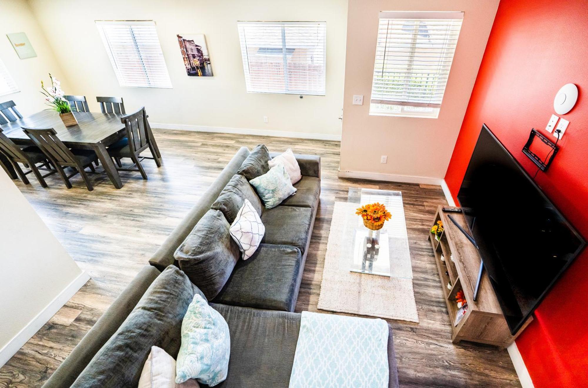 Large 2 Levles 5 Bedroom With 3 Bathroom And 2 Parking Appartement *
