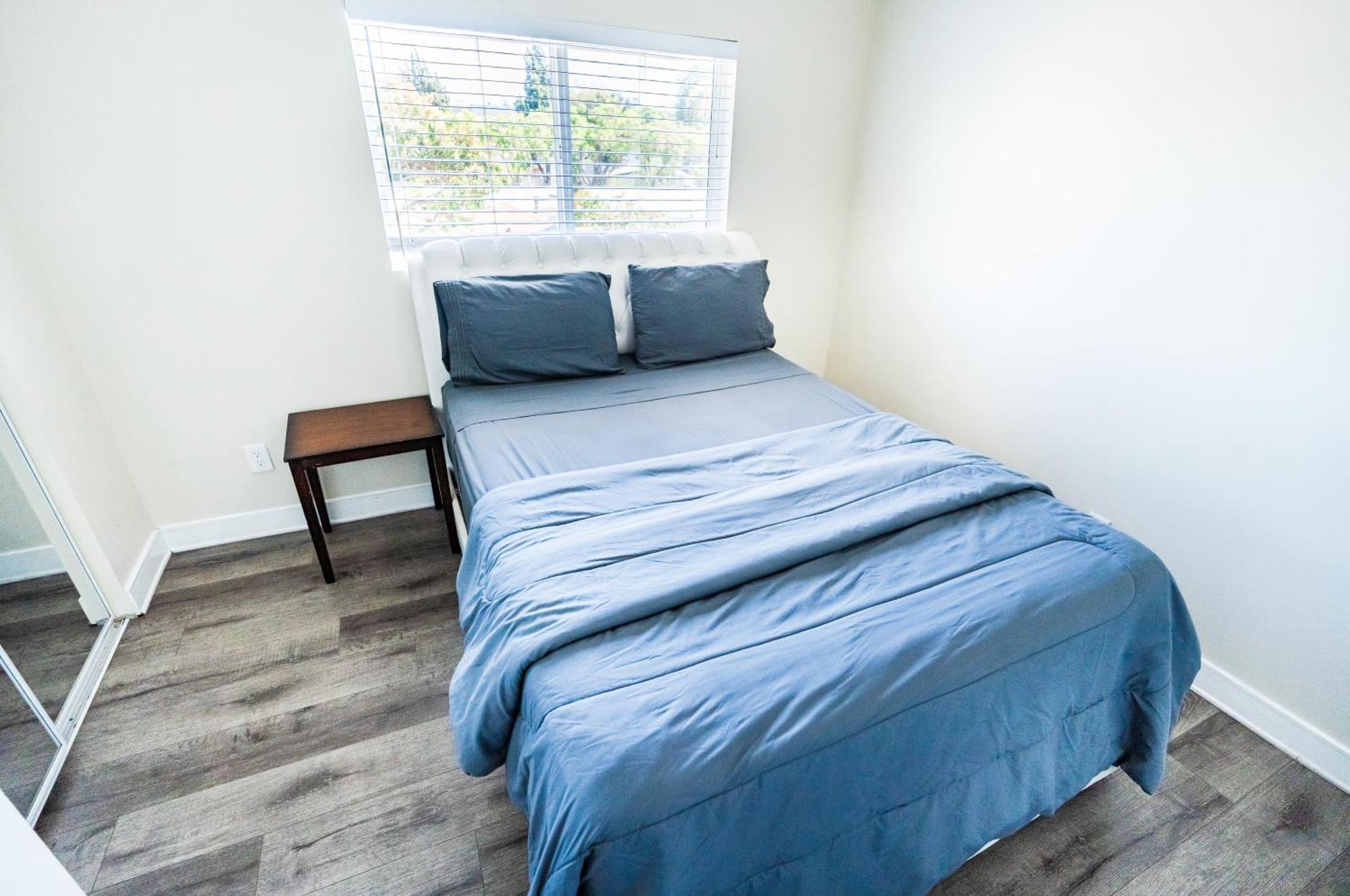 Large 2 Levles 5 Bedroom With 3 Bathroom And 2 Parking Appartement Los Angeles