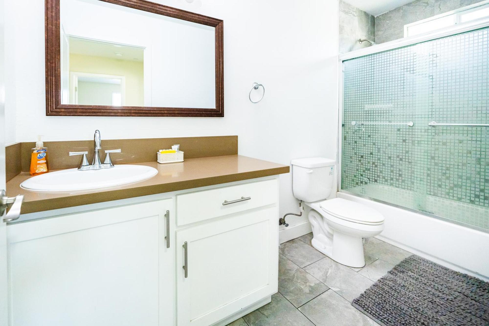 Large 2 Levles 5 Bedroom With 3 Bathroom And 2 Parking Appartement