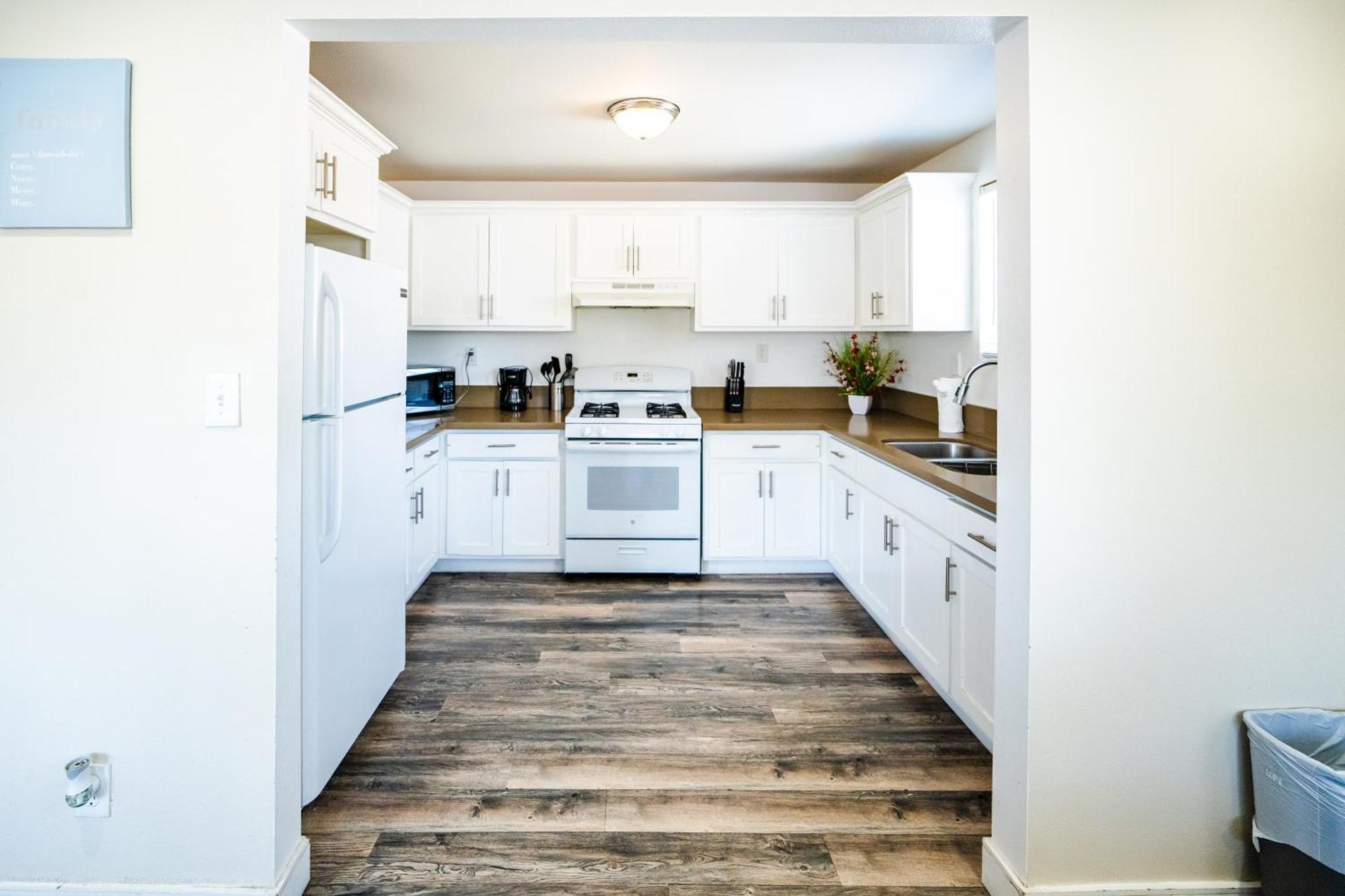 Large 2 Levles 5 Bedroom With 3 Bathroom And 2 Parking Appartement Los Angeles